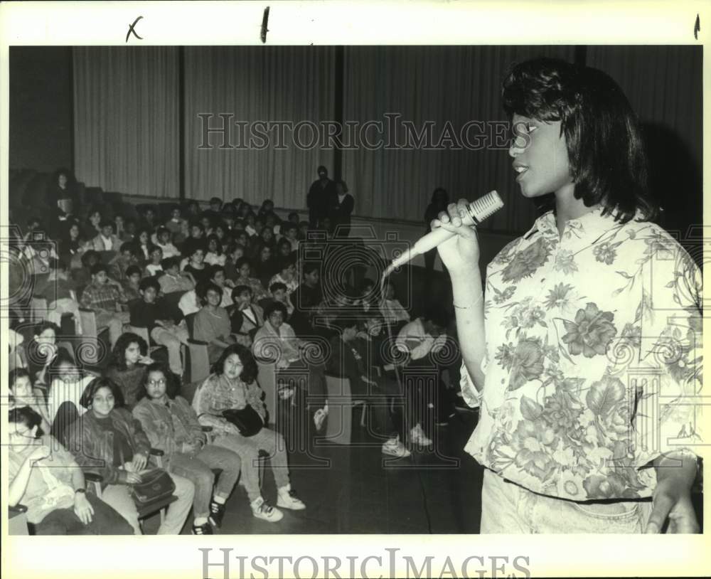 1992 Press Photo Panzie Johnson speaks to Nimitz Middle School students at Event- Historic Images