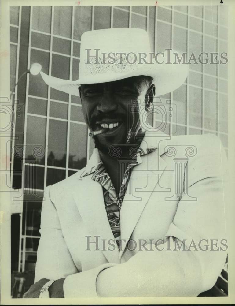 1982 Press Photo Actor Louis Gossett, Jr. in &quot;The Powers of Matthew Star&quot; Show- Historic Images