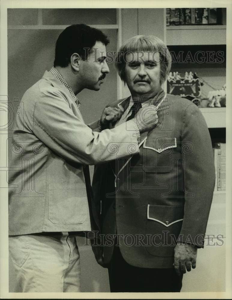 Press Photo Actor Bob Keeshan in &quot;Captain Kangaroo&quot; show with guest - Historic Images