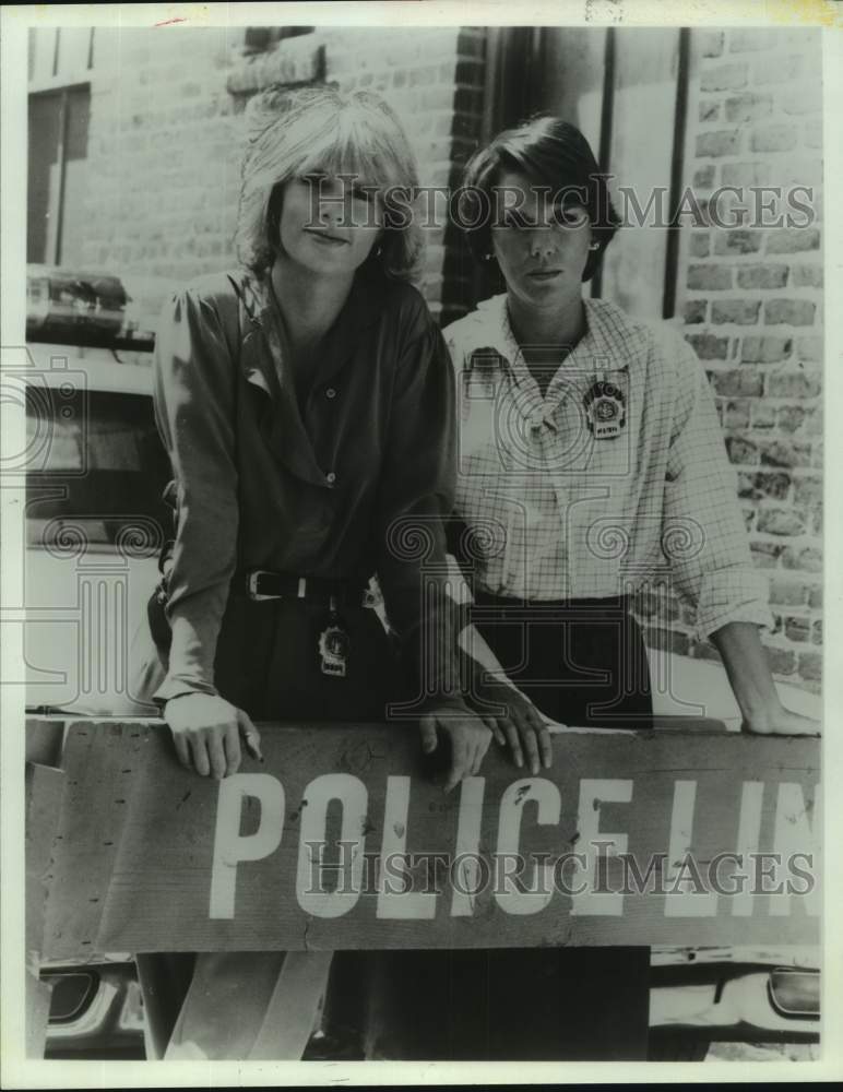 1983 Press Photo Actors Sharon Gless, Tyne Daly in "Cagney & Lacey" Show- Historic Images