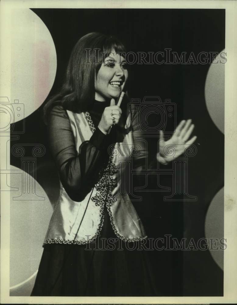 1969 Press Photo Lulu performs on Masters of Pop: Innocence, Anarchy and Soul. - Historic Images