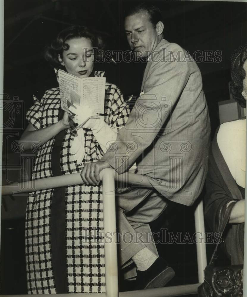 Press Photo Actress Diana Lynn stands next to man reading pamphlet - Historic Images