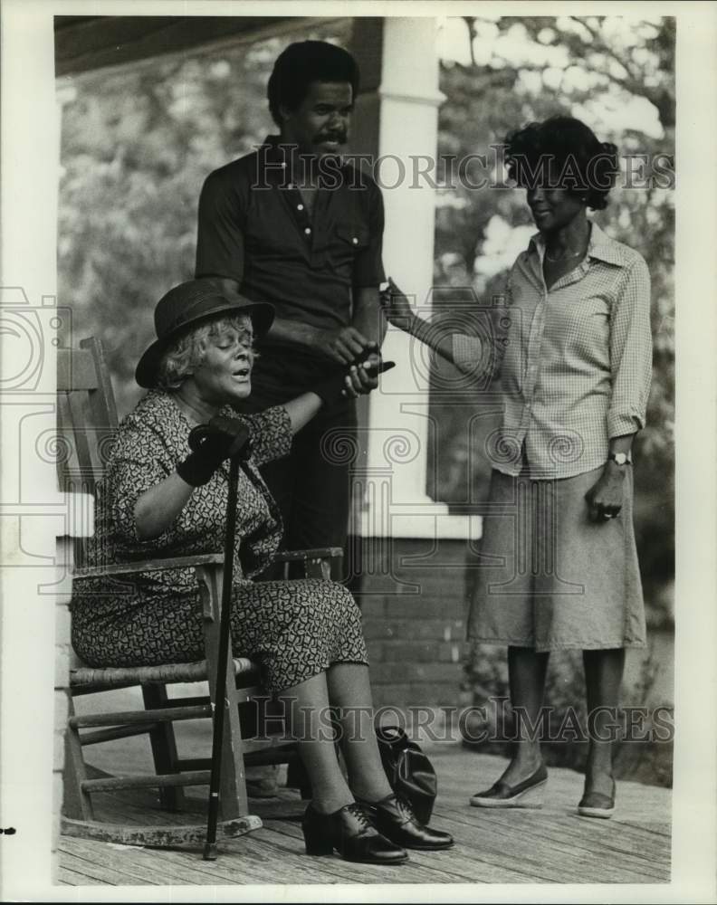 Press Photo Actor Robert Hooks with co-stars in show scene - Historic Images