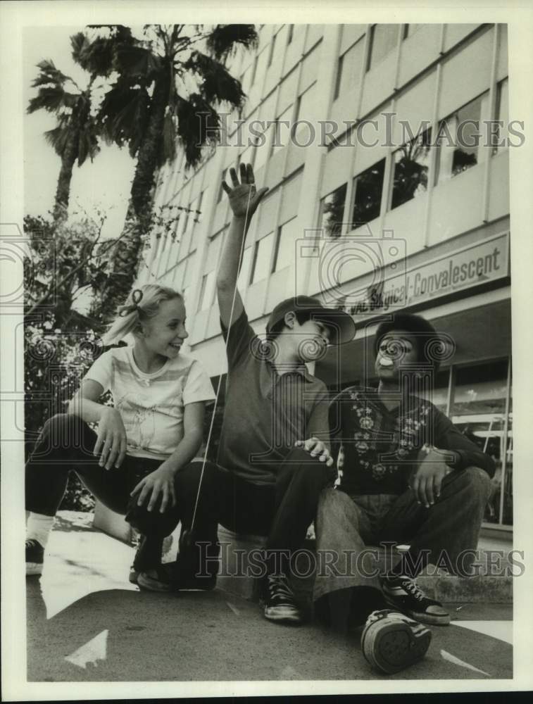Press Photo Jarrod Johnson, Actor with co-stars playing with Yo-Yo - Historic Images
