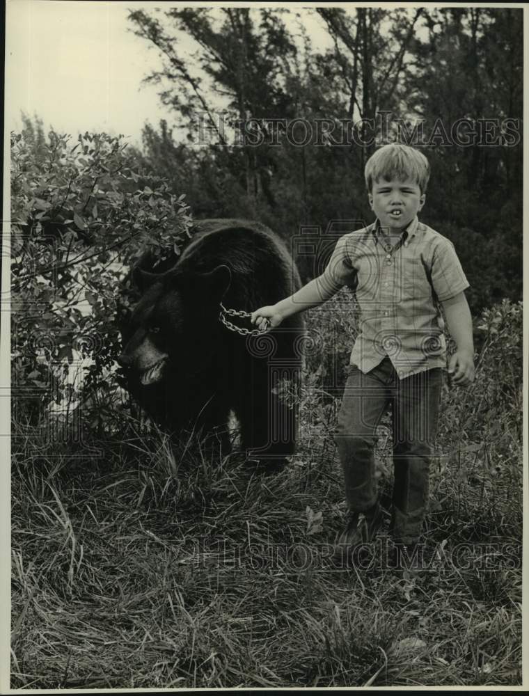 1967 Press Photo Actor Clint Howard and Ben the Bear - Historic Images