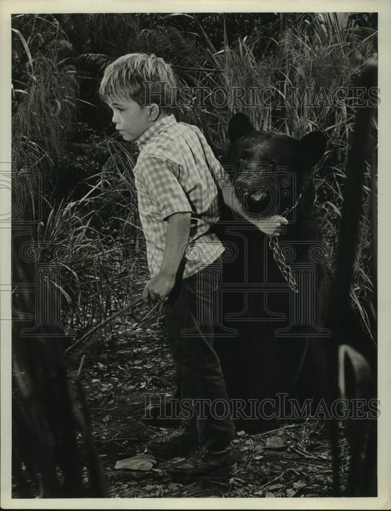1969 Press Photo Actor Clint Howard holds Ben the Bear - Historic Images