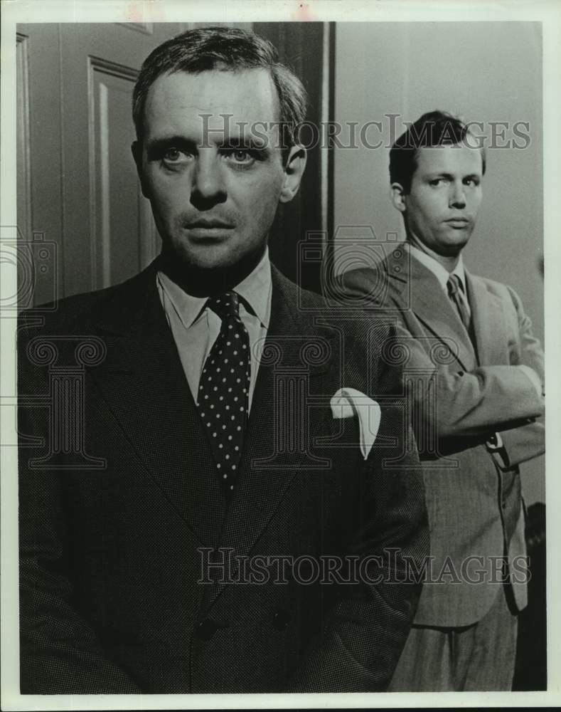 1975 Press Photo Cliff De Young, Anthony Hopkins in &quot;Lindbergh Kidnapping Case&quot; - Historic Images