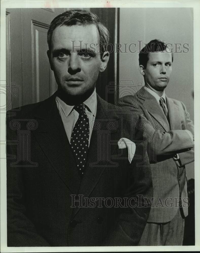 1975 Press Photo Cliff De Young, Anthony Hopkins in "Lindbergh Kidnapping Case" - Historic Images