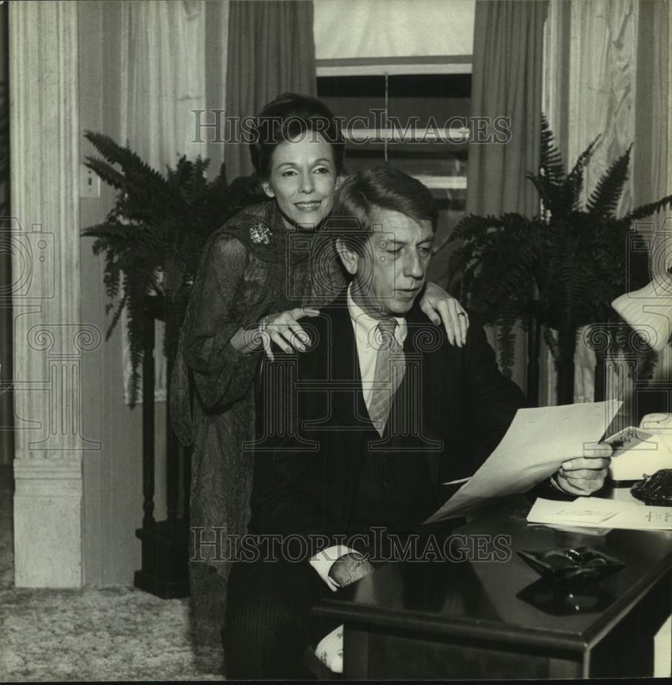 Press Photo Actress Eileen Fulton with co-star - Historic Images