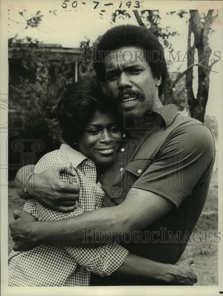 Press Photo Actor Robert Hooks embraces Actress Cicely Tyson - Historic Images