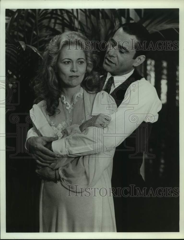 Press Photo Actress Faye Dunaway embraced by male co-star in scene - sap13192- Historic Images