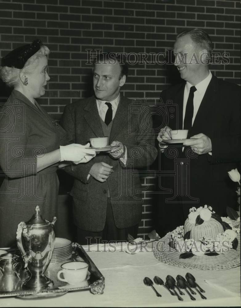 1958 Press Photo Yehudi Menuhin, violinist, guests at reception, Texas - Historic Images