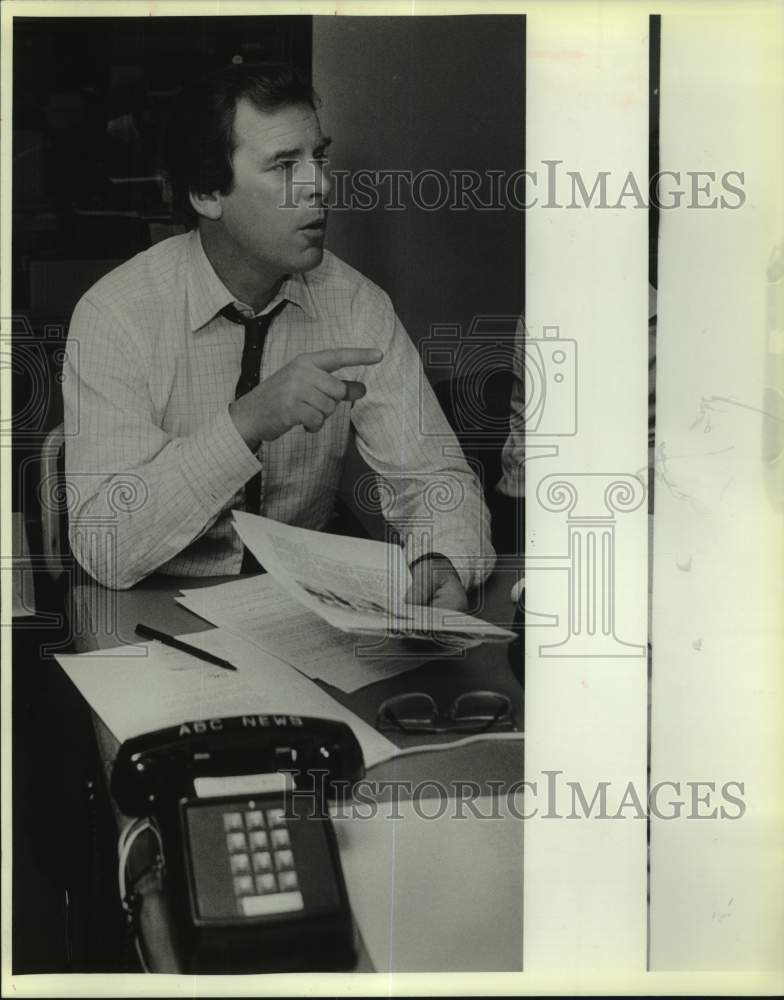 1988 Press Photo Peter Jennings at KSAT 12 working on ABC&#39;s &quot;World News Tonight&quot;- Historic Images