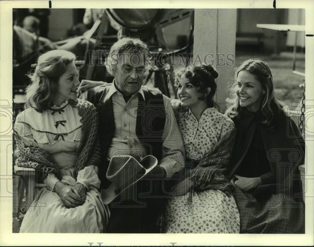 1976 Press Photo Actor John McIntire with Actresses in ABC Television Show- Historic Images