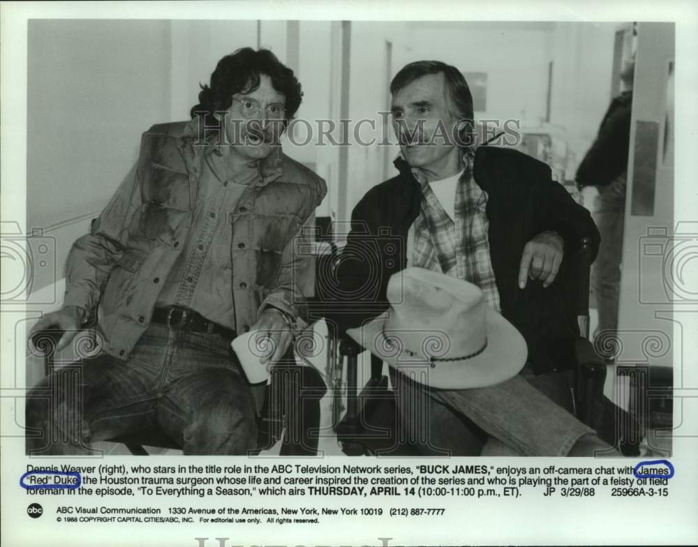 1988 Press Photo Actor Dennis Weaver and James "Red" Duke, Doctor on ABC movie- Historic Images