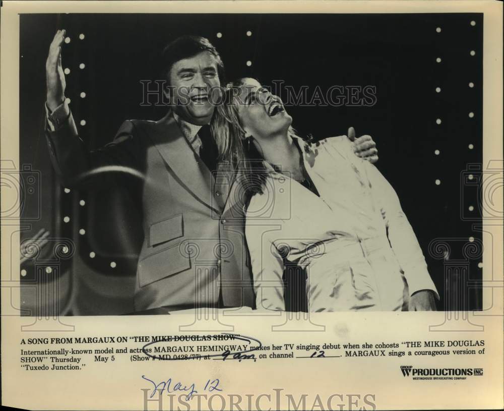 1977 Press Photo Actress Margaux Hemingway sings on The Mike Douglas Show- Historic Images