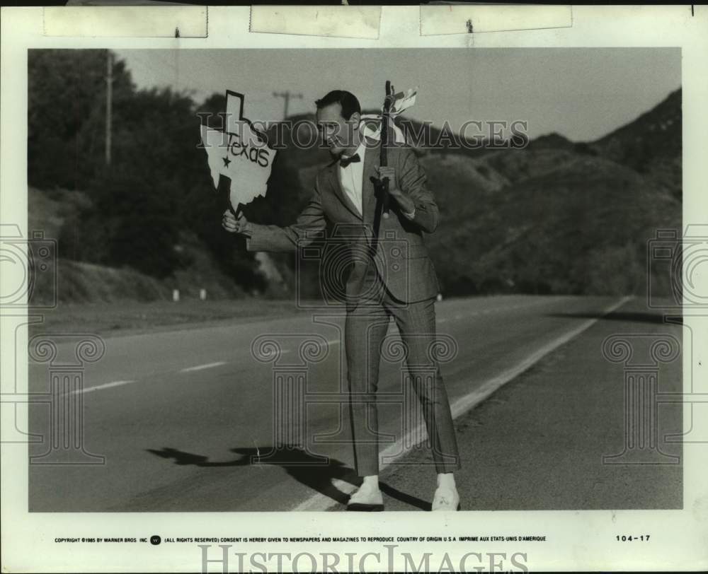 1985 Press Photo Pee Wee Herman, Entertainer in movie scene - sap14109- Historic Images