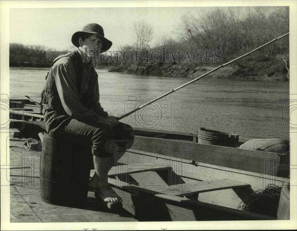Press Photo Ron Howard, Actor fishes from dock in scene - Historic Images