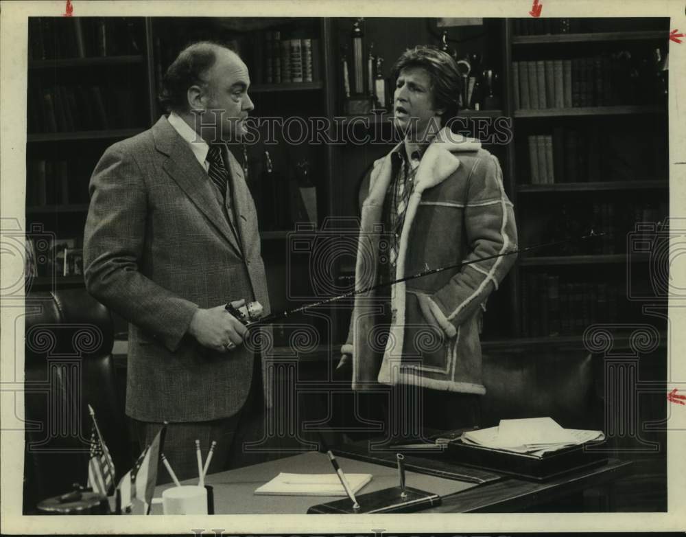 1978 Press Photo Actor Gordon Jump with co-star in scene with fishing pole- Historic Images