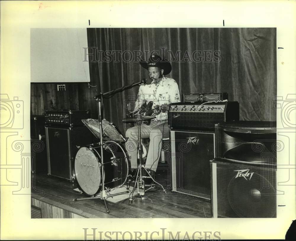 1984 Press Photo &quot;Lonesome&quot; Louie, Louis B. Whitehead, a one man band performs- Historic Images