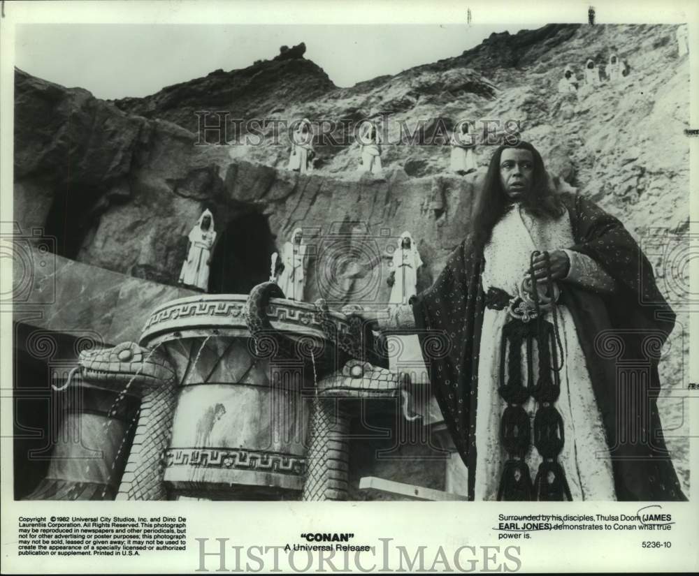 1982 Press Photo Actor James Earl Jones as Thulsa Doom in &quot;Conan&quot; movie scene- Historic Images