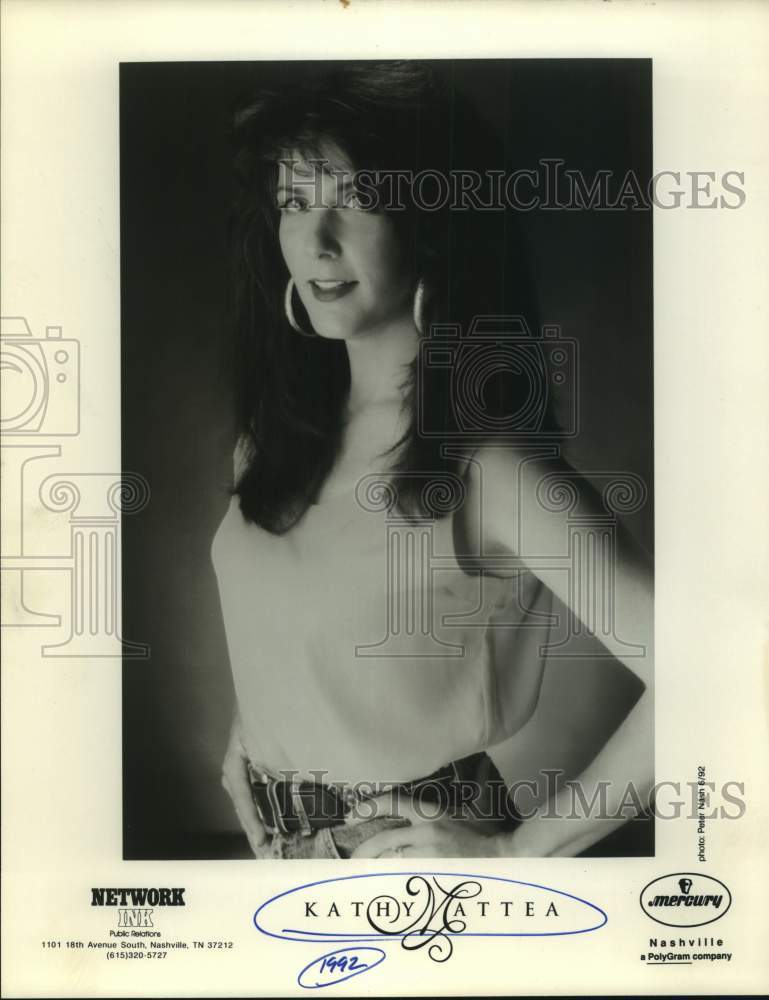 1992 Press Photo Kathy Mattea, Musician, Entertainer in closeup - sap15285- Historic Images
