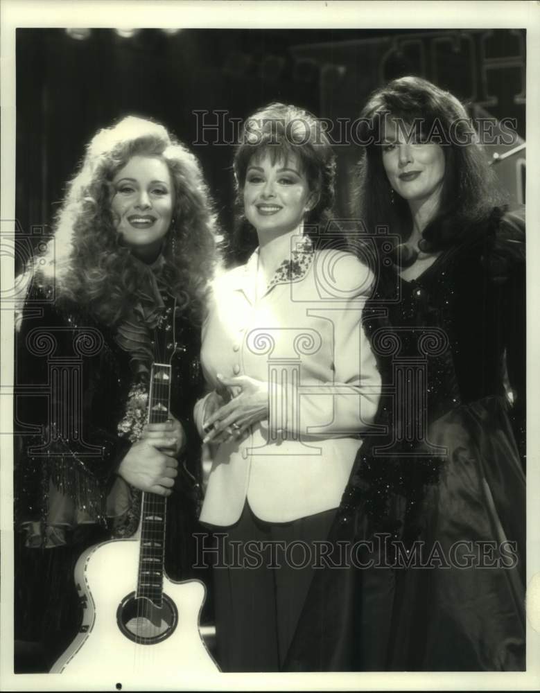 1995 Press Photo Musician Naomi Judd with Viveka Davis, Kathleen York, Actresses- Historic Images