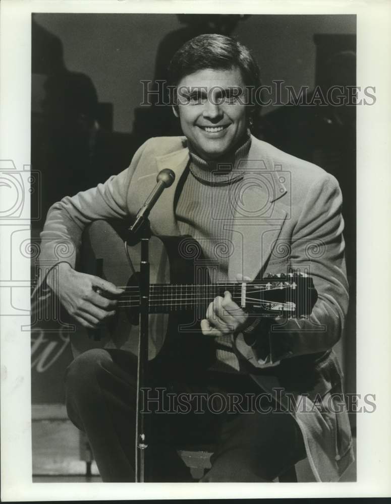 Press Photo Singer Clay Hart plays guitar - Historic Images