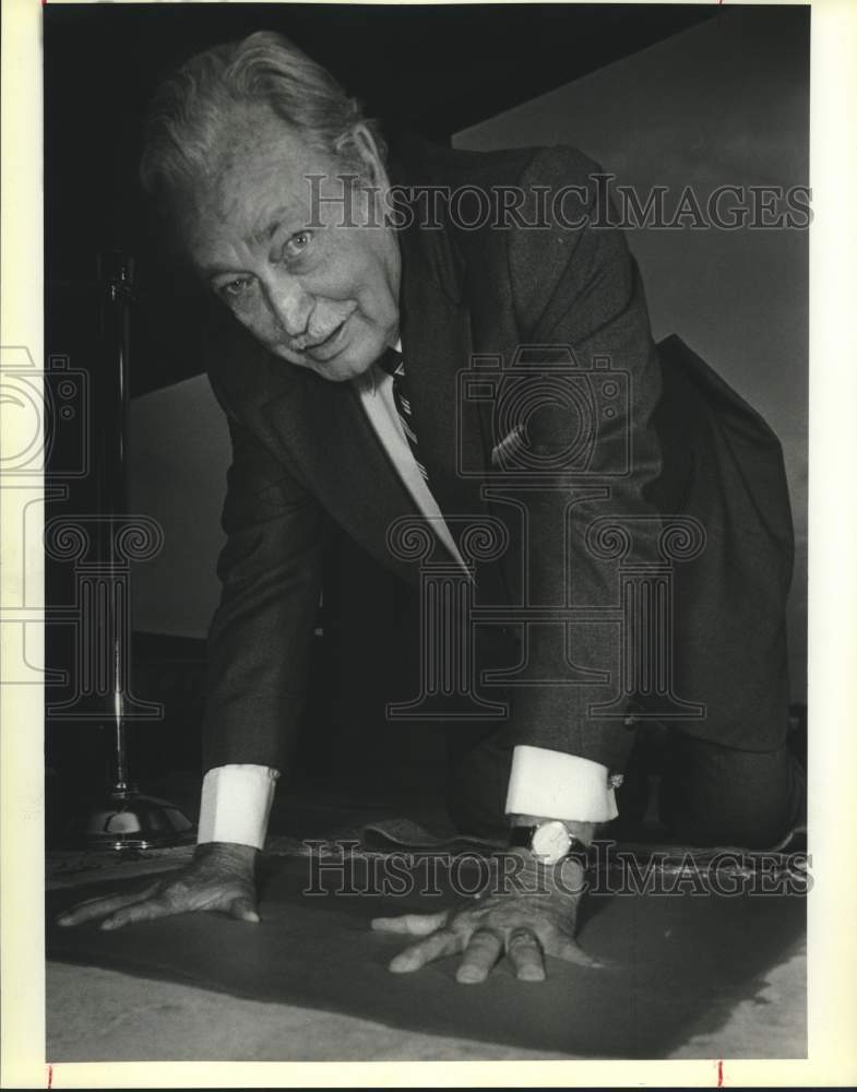 1986 Press Photo Westlakes Theatre, Actor John Howard makes hand prints- Historic Images