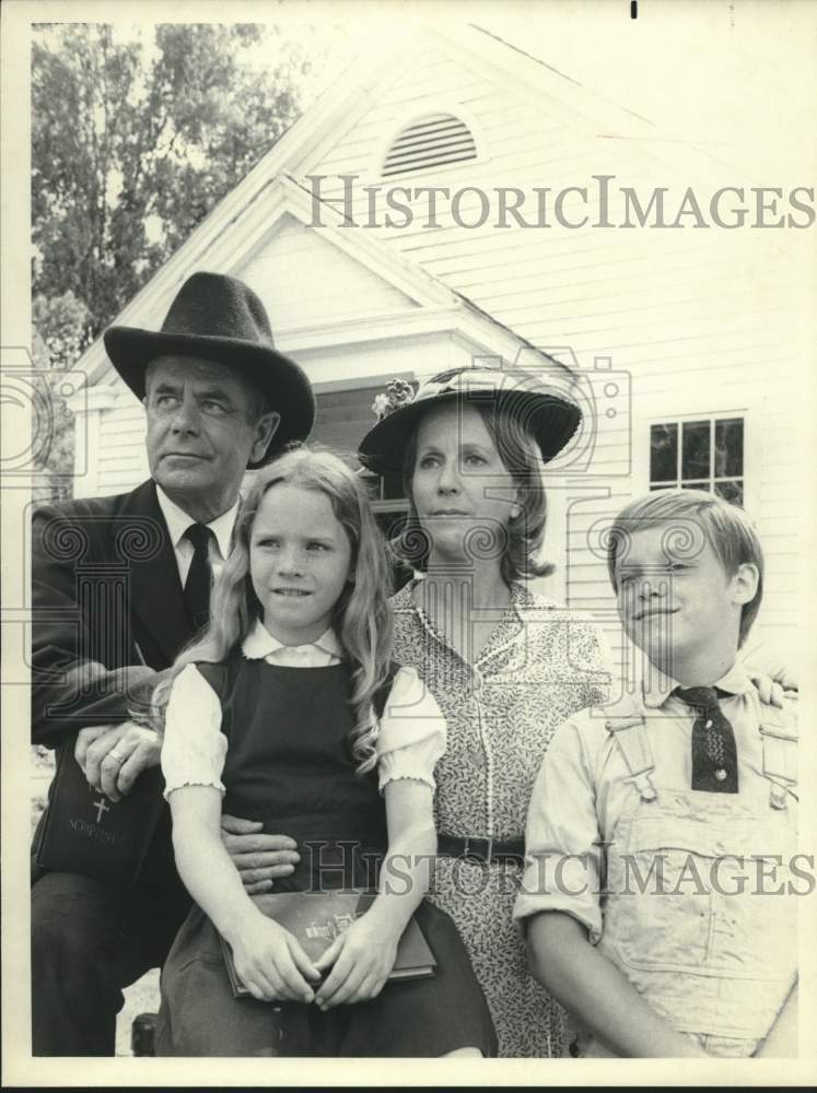 Press Photo Actress Julie Harris with co-stars in show portrait - Historic Images