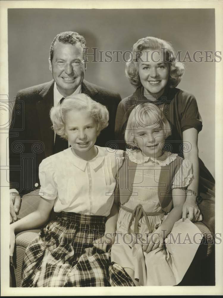 Press Photo Comedian Phil Harris with family and children - Historic Images