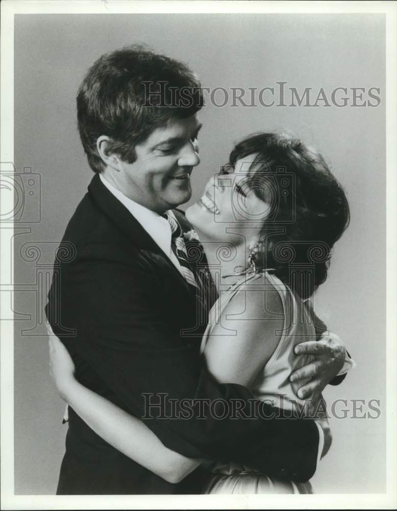 Press Photo Bill and Susan Hayes, Actors embrace in portrait - Historic Images