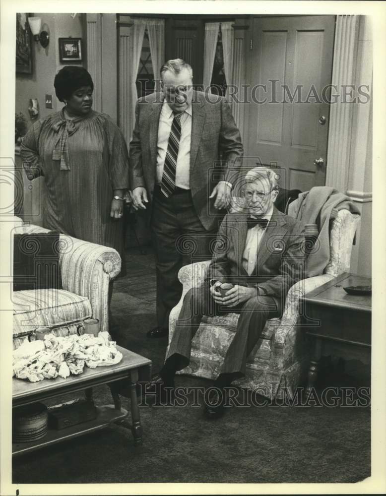 1982 Press Photo Actor John Hoyt with co-stars in &quot;Gimme a Break&quot; on NBC-TV- Historic Images