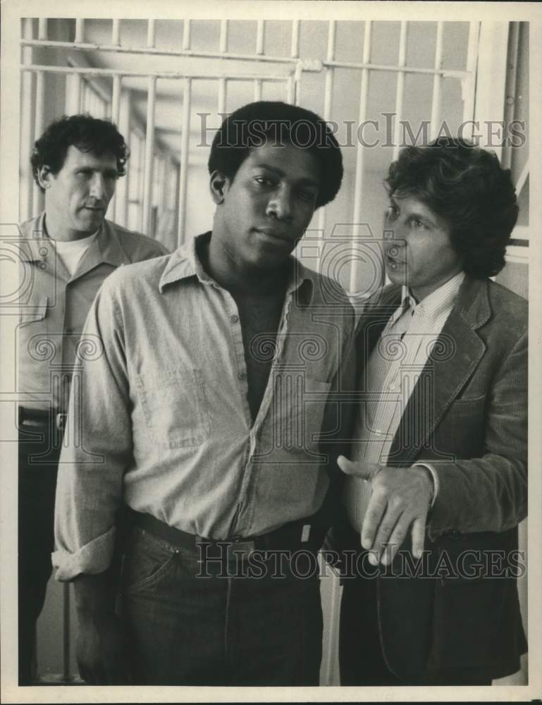 Press Photo Actor Kene Holliday with co-stars in show scene - Historic Images