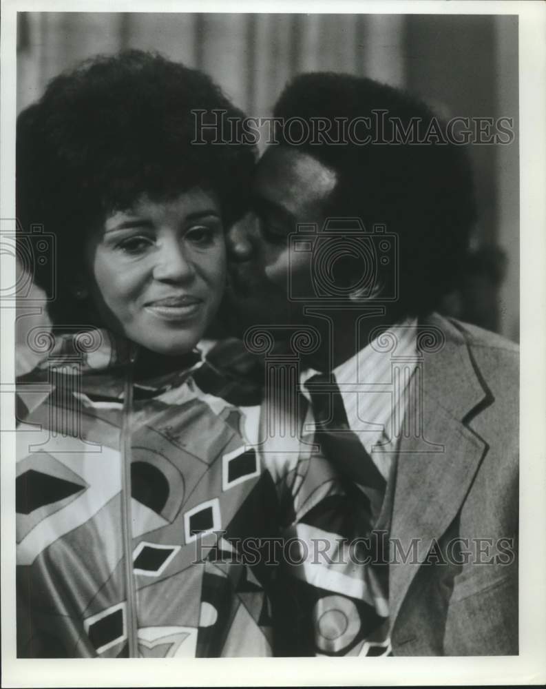 Press Photo Actress Janet MacLachlan kissed by Actor in show closeup - Historic Images