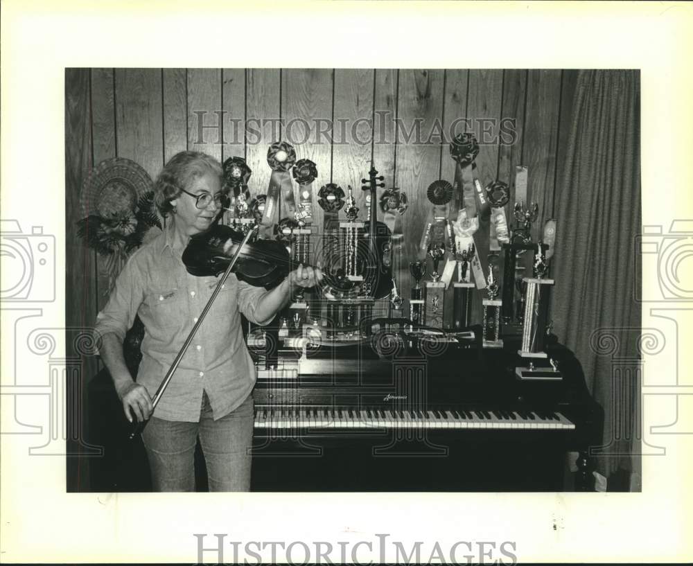1984 Press Photo Professional Fiddle Player Georgia Belle Harrison with awards- Historic Images