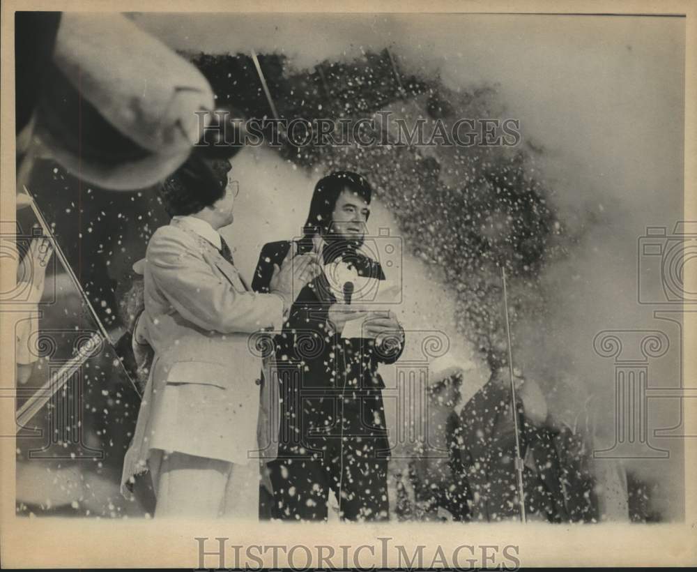 1979 Press Photo Bruce Hathaway immediately after ribbon is cut at Event- Historic Images