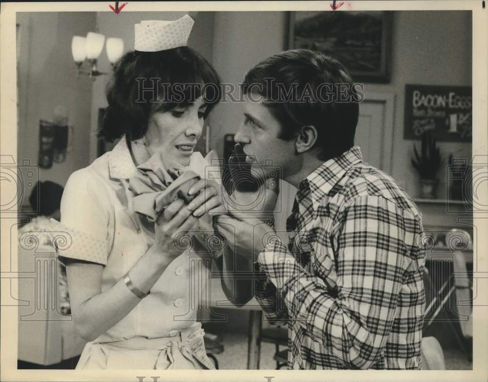 1975 Press Photo Actress Beth Howland portrays waitress in show scene with Actor- Historic Images