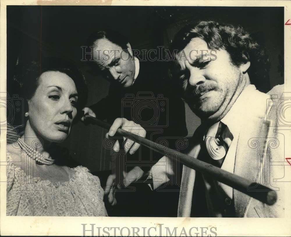 Press Photo Actor Mike Howard with Chery Orchard and co-star in show scene - Historic Images