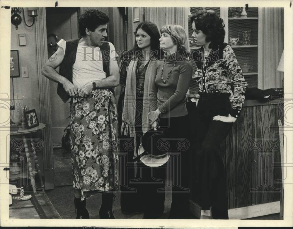 1978 Press Photo Actor Pat Harrington in "One Day at a Time" on CBS Television- Historic Images