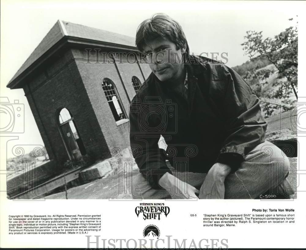 1990 Press Photo Stephen King on the set of Graveyard Shift. - sap17049- Historic Images