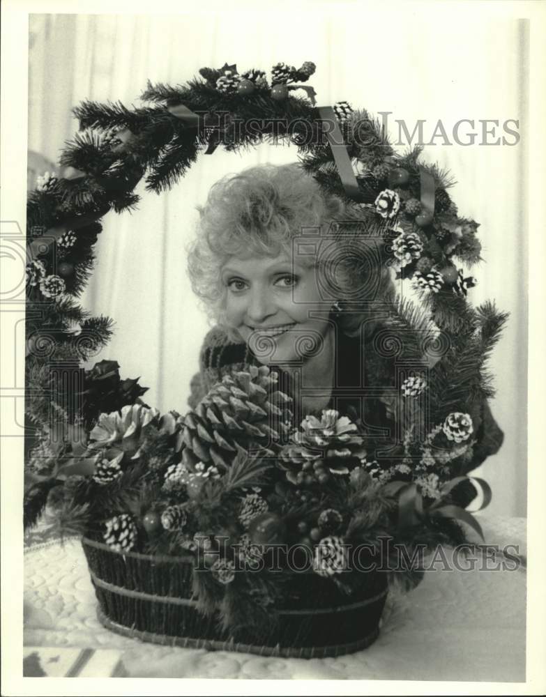 Press Photo Actress Florence Henderson with Christmas Wreath - Historic Images