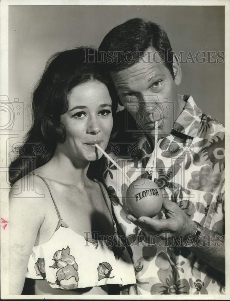 Press Photo Actress Betty Jane Royale and Host Tom Kennedy with Florida Orange - Historic Images