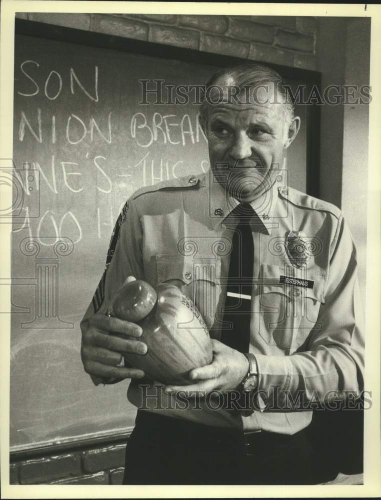 1981 Press Photo Michael Conrad in a scene on Hill Street Blues, on NBC.- Historic Images