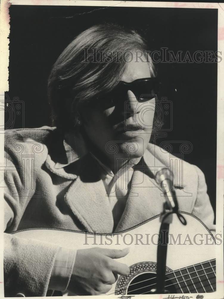 1975 Press Photo Jose Feliciano, Latin pop singer, songwriter and musician.- Historic Images