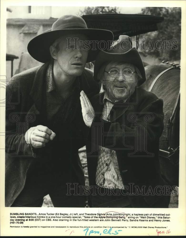 1982 Press Photo actors Ed Begley, Jr. and Arte Johnson in movie scene on CBS-TV- Historic Images