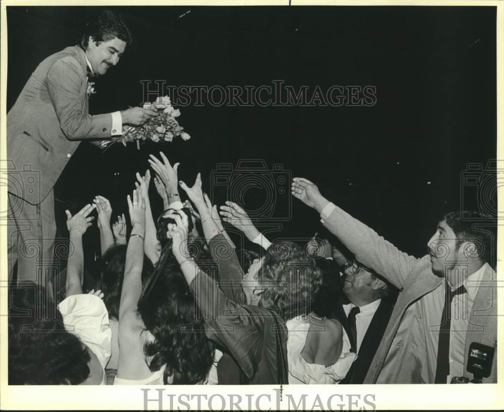 Press Photo Ramiro "Ram" Herrera of The Montana Band with fans - Historic Images