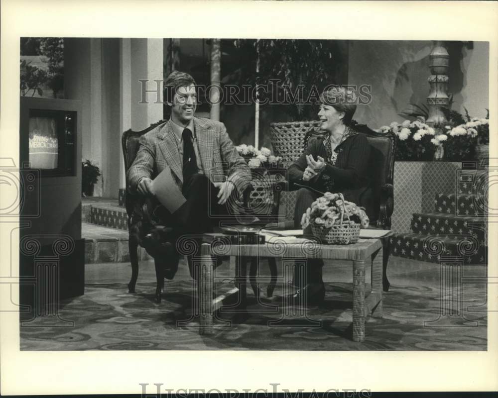 Press Photo Host David Hartman with guest on Show - Historic Images