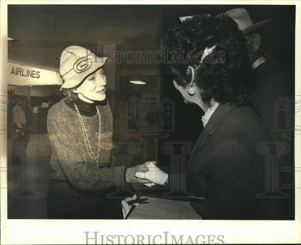 1983 Press Photo Actress Evelyn Keyes at San Antonio Airport greeting woman- Historic Images