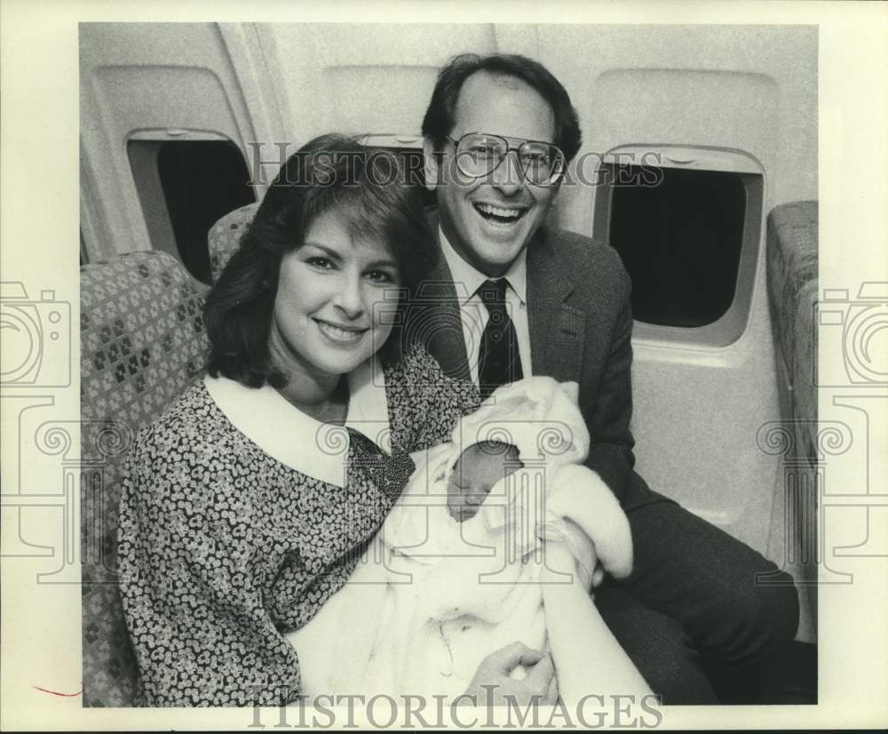1987 Press Photo Sara Lee Kessler, WOR-TV Anchor with baby on Airplane- Historic Images